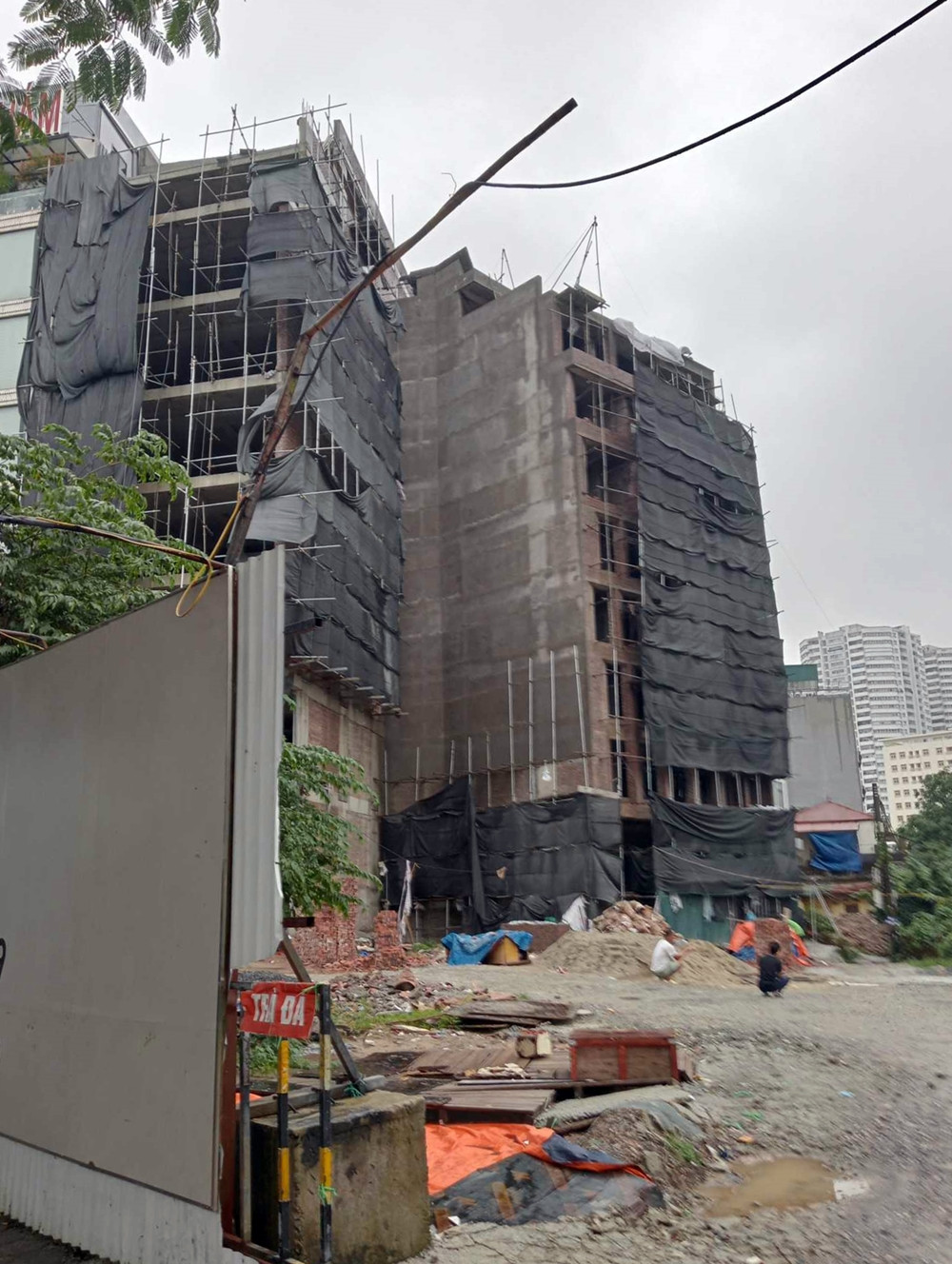 Hình ảnh ghi nhận hai tòa nhà cao trên 8 tầng, nằm trong ngõ 85 Võ Chí Công đang gấp rút hoàn thiện.
