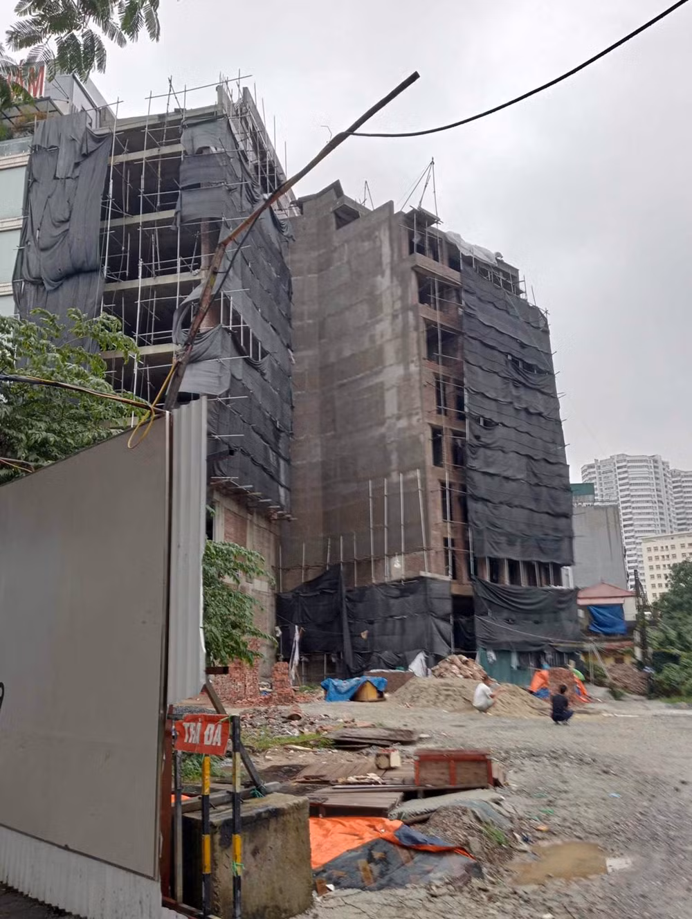Hình ảnh ghi nhận hai tòa nhà cao trên 8 tầng, nằm trong ngõ 85 Võ Chí Công đang gấp rút hoàn thiện.