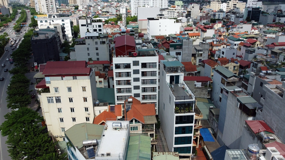 Một số căn nhà xây dựng dạng ống, cao tới 7-8 tầng, sau đó được gia chủ chia nhỏ phòng cho thuê, hoặc bán theo dạng chung cư mini.