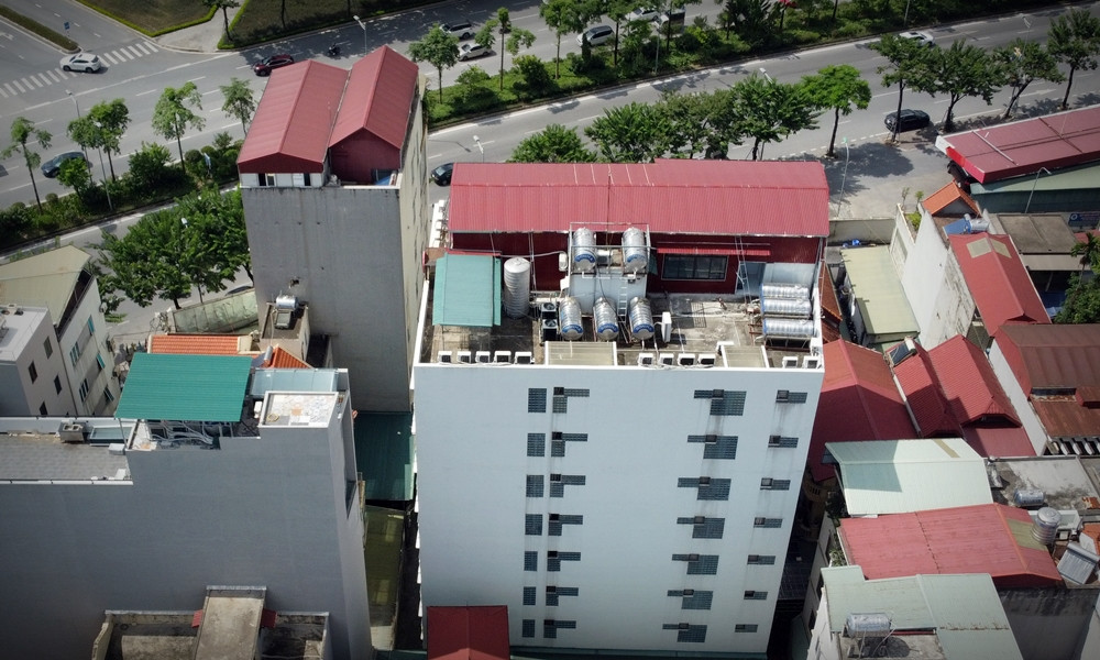 Đáng nói, khu vực này xuất hiện một số công trình cao tầng có dấu hiệu vi phạm trật tự xây dựng (TTXD). Điển hình là trên phần mái của một vài công trình được chủ nhà cơi nới, quây tôn thành tầng nhằm gia tăng diện tích sử dụng.