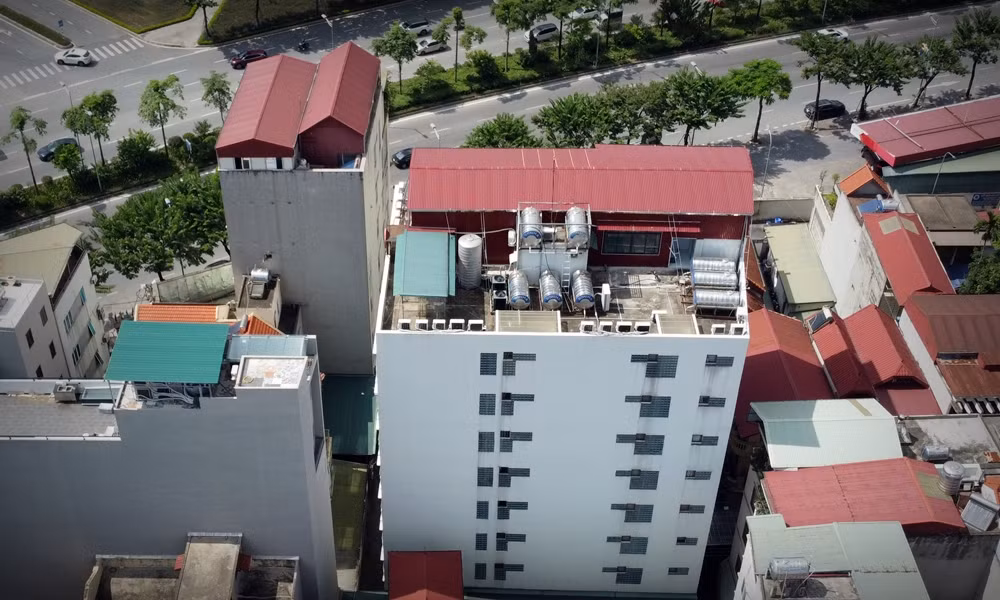 Đáng nói, khu vực này xuất hiện một số công trình cao tầng có dấu hiệu vi phạm trật tự xây dựng (TTXD). Điển hình là trên phần mái của một vài công trình được chủ nhà cơi nới, quây tôn thành tầng nhằm gia tăng diện tích sử dụng.