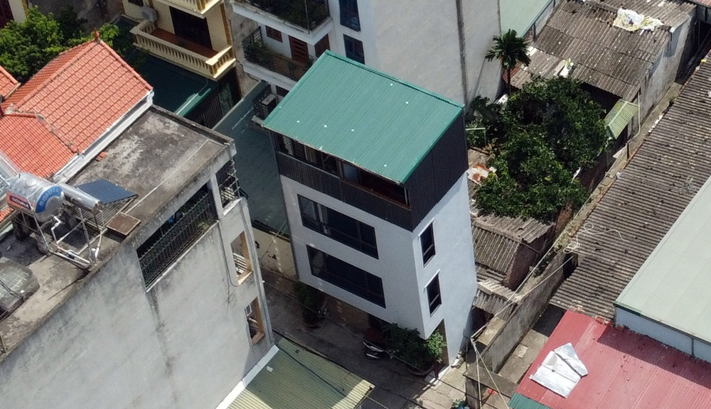 Một công trình khác “hô biến” phần mái nhà thành tầng, bằng cách quây kín tôn xung quanh.