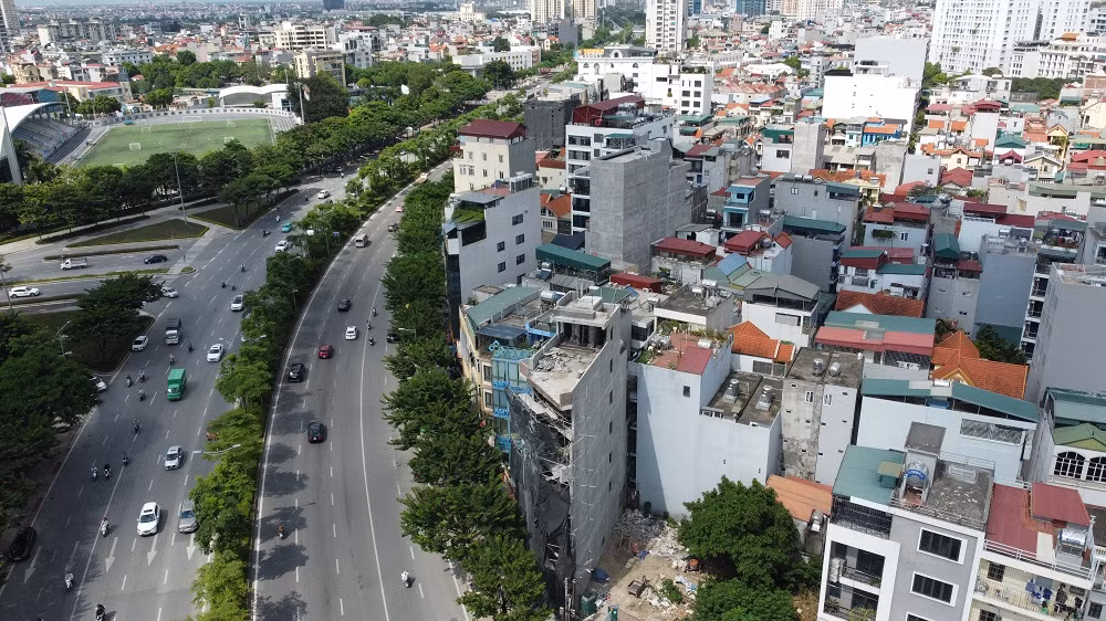 Dọc tuyến đường Võ Chí Công thuộc địa bàn phường Xuân La, quận Tây Hồ (TP Hà Nội) không khó để bắt gặp những công trình cao tầng "mọc lên như nấm sau mưa", với hình thù "méo mó", "kỳ dị".