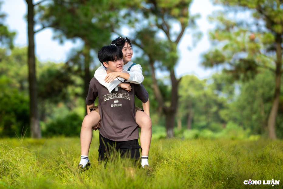 Đôi bạn trẻ chụp hình bên cánh đồng cây rễ ở Côn Sơn, TP Chí Linh, tỉnh Hải Dương.