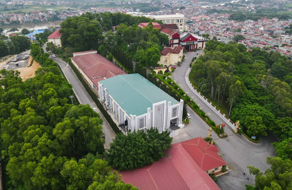 Theo đó, qua công tác quản lý TTXD trên địa bàn và báo cáo của UBND phường Đáp Cầu về công trình vi phạm trật tự xây dựng, ngày 23/8/2023, UBND TP Bắc Ninh đã chỉ đạo các cơ quan chuyên môn tiến hành kiểm tra vi phạm trật tự xây dựng tại Công ty TNHH Tập đoàn Quốc tế Phượng Hoàng tại đồi Pháo Thủ, khu 6, phường Đáp Cầu. (Ảnh: VOV).
