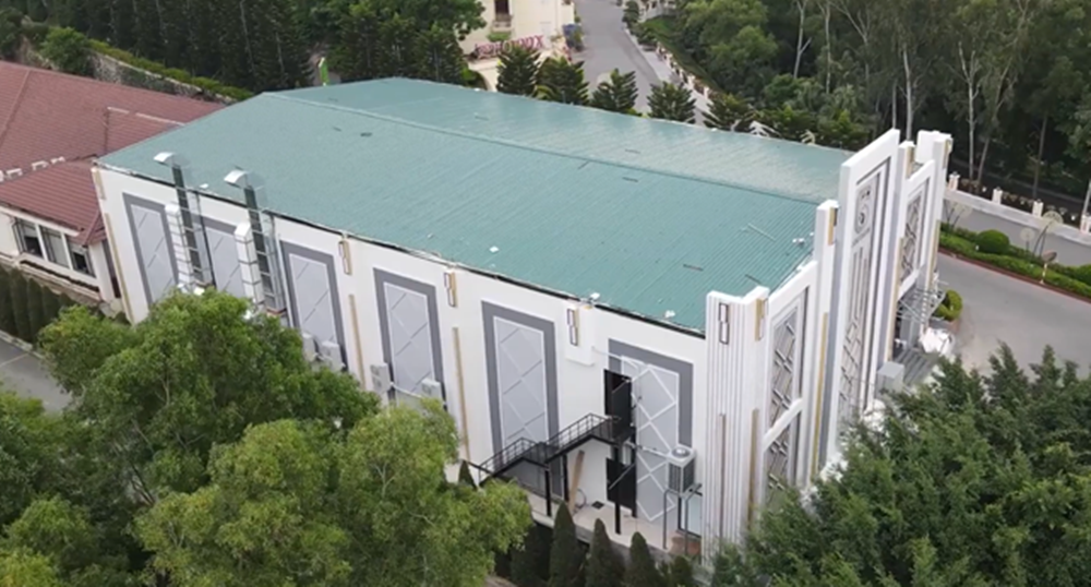 Quán bar này có diện tích hàng nghìn m2, xây dựng trên diện tích trước đây được sử dụng làm sân tennis. (Ảnh: Đại Đoàn Kết).