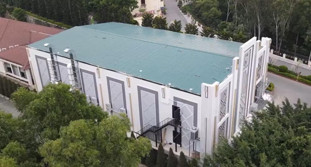 Quán bar này có diện tích hàng nghìn m2, xây dựng trên diện tích trước đây được sử dụng làm sân tennis. (Ảnh: Đại Đoàn Kết).