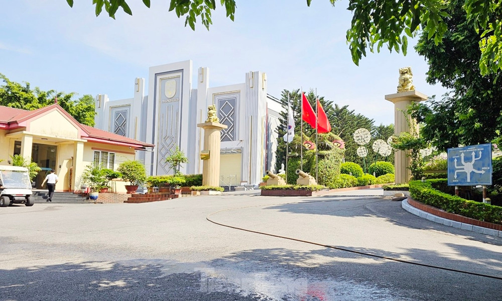 Thời điểm kiểm tra, chủ đầu tư không cung cấp, xuất trình được giấy phép xây dựng. Đội Quản lý TTXD TP Bắc Ninh sau đó đã lập biên bản làm việc và biên bản vi phạm hành chính. (Ảnh: Tiền Phong).