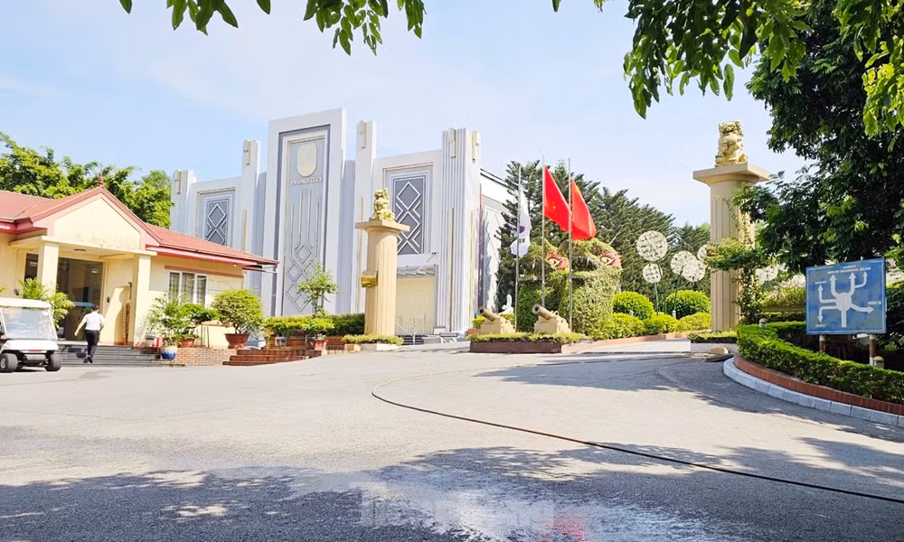 Thời điểm kiểm tra, chủ đầu tư không cung cấp, xuất trình được giấy phép xây dựng. Đội Quản lý TTXD TP Bắc Ninh sau đó đã lập biên bản làm việc và biên bản vi phạm hành chính. (Ảnh: Tiền Phong).