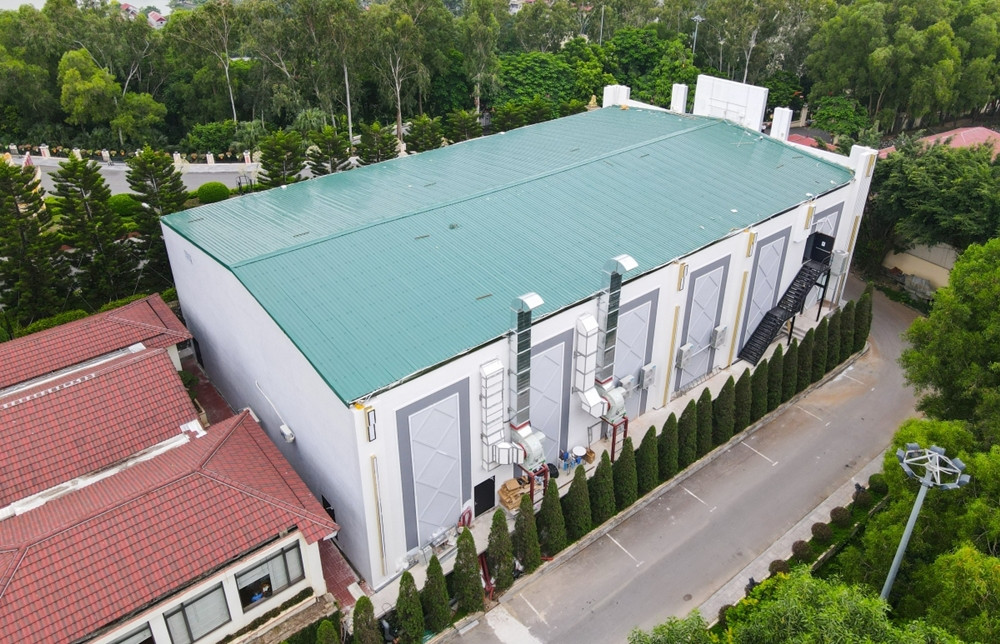 Qua kiểm tra, Công ty TNHH Tập đoàn Quốc tế Phượng Hoàng đã thực hiện việc thi công xây dựng trên diện tích 23m x 42m (trước đây là khu vực sân thể thao, tennis) dựng khung thép, lợp tôn, để hình thành quán bar. (Ảnh: VOV).