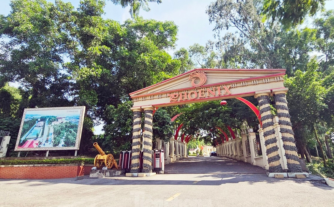 Nhiều ý kiến cho rằng, việc cả một quán bar quy mô "khủng" xây sai quy hoạch, không có giấy phép mà không có sự phát hiện, ngăn chặn xử lý sớm cho thấy sự buông lỏng quản lý của chính quyền địa phương. (Ảnh: Tiền Phong).