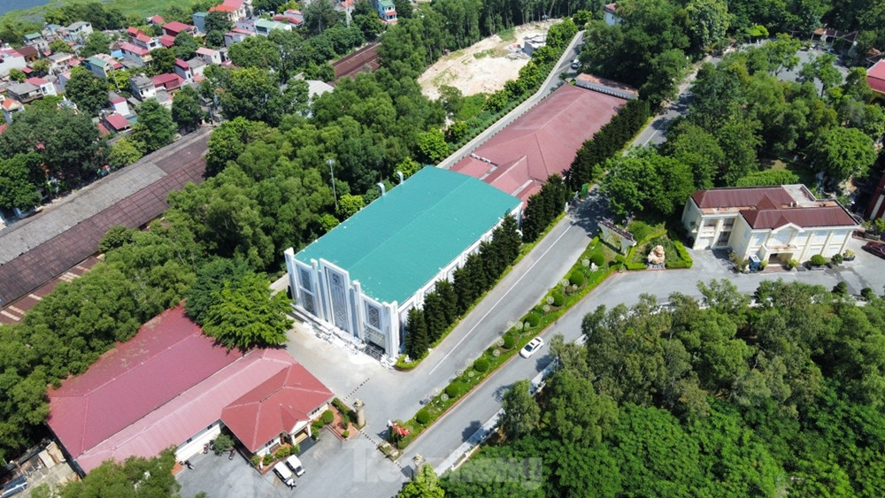 Trao đổi với báo chí, ông Hạ Thế Long - Chủ tịch UBND phường Đáp Cầu cho biết, sau khi nhận được phản ánh của nhân dân, phường đã chủ động báo cáo lên cấp trên để kết hợp và xử lý theo quy định. "Tuy nhiên, việc phát hiện, xử lý gặp khó khăn do công trình xây dựng trên đỉnh núi, bị khuất", ông Long phân trần. (Ảnh: Tiền Phong).