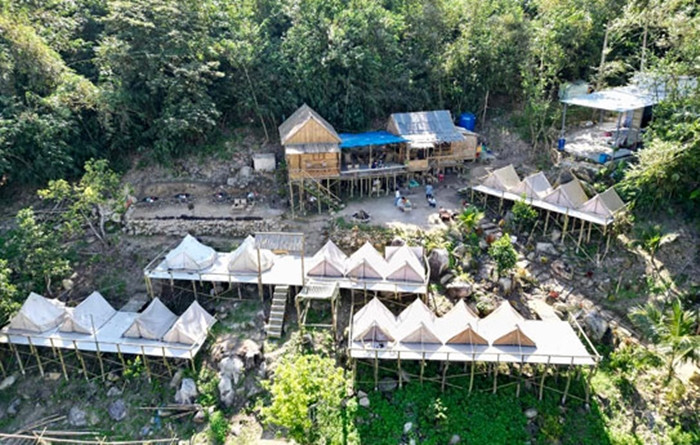 Trước đó, UBND thị xã Tịnh Biên phối hợp Sở Xây Dựng; Sở Văn hóa, Thể thao, Du lịch; Trung tâm xúc tiến thương mại và đầu tư tiến hành kiểm tra thực tế các trường hợp tự xây dựng loại hình lưu trú homestay trên địa bàn núi Cấm. (Ảnh: Người lao động).