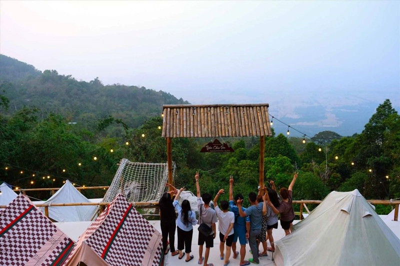 Theo UBND thị xã Tịnh Biên, phát triển mô hình homestay là cần thiết cho thị xã phát triển du lịch, tuy nhiên, việc xây dựng phải chấp hành đúng quy định của pháp luật về quy hoạch, đất đai, xây dựng, bảo vệ và phát triển rừng, an ninh trật tự, phòng cháy chữa cháy. (Một góc khu homestay trên Núi Cấm. Ảnh: Phong Linh).