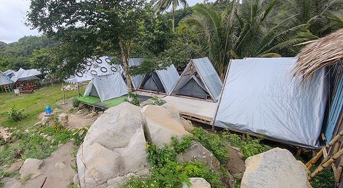 Trong năm 2022 và 2023, UBND xã An Hảo ban hành quyết định xử phạt vi phạm hành chính đối với 10 chủ cơ sở về hành vi chuyển đất rừng phòng hộ là rừng trồng sang đất phi nông nghiệp. (Ảnh: TTXVN).