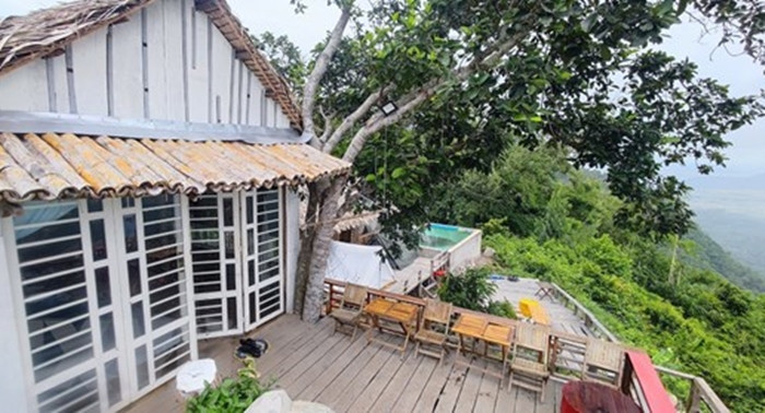 Tuy nhiên, các hộ chỉ chấp hành nộp phạt bằng tiền, nhưng không chấp hành tháo dỡ các hạng mục, công trình vi phạm. (Ảnh: TTXVN).