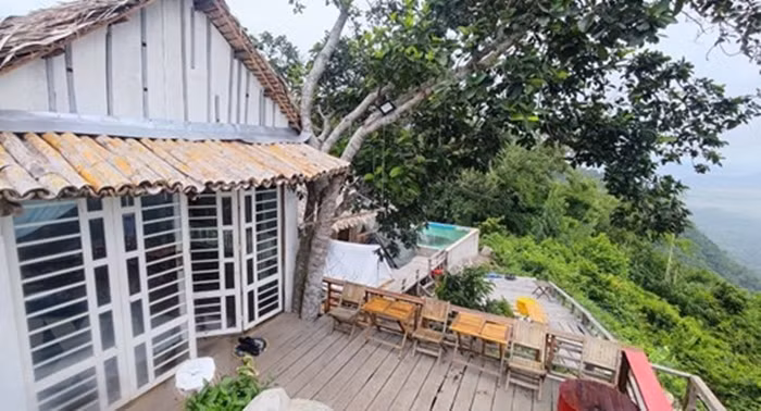 Tuy nhiên, các hộ chỉ chấp hành nộp phạt bằng tiền, nhưng không chấp hành tháo dỡ các hạng mục, công trình vi phạm. (Ảnh: TTXVN).