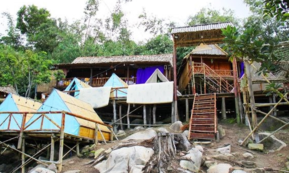 Các công trình này đều chưa có giấy chứng nhận đăng ký kinh doanh; nhiều nơi chưa đặt bảng hiệu homestay; tất cả các hạng mục, công trình xây dựng vi phạm xây dựng trên đất chưa được cấp có thẩm quyền cấp giấy chứng nhận quyền sử dụng đất theo quy định. (Ảnh: Một thế giới).