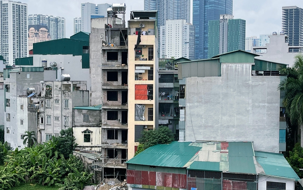 Các tòa nhà chung cư mini vẫn... "mọc" lên.