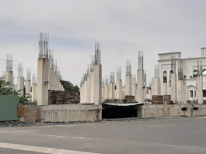 Công trình này hiện cũng chưa được cấp giấy phép xây dựng và thực tế đang tạm dừng thi công nhiều năm nay. (Ảnh: Người lao động).