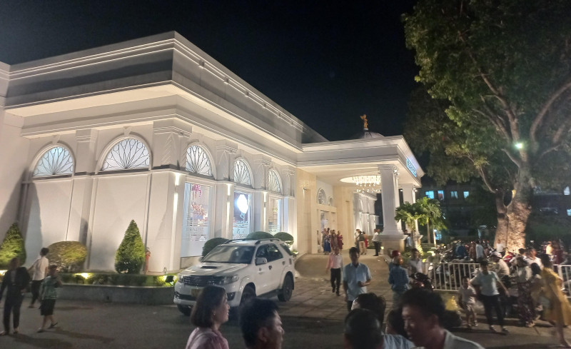 Ngoài ra sẽ đánh giá việc chấp hành pháp luật của các tổ chức, cá nhân liên quan trong thực hiện dự án. Qua đó, chấn chỉnh những thiếu sót, hạn chế và những vấn đề tồn tại để biện pháp xử lý theo quy định. (Ảnh: Công trình không phép vẫn tổ chức các sự kiện vào cuối tuần: Nguồn Nhân Dân).