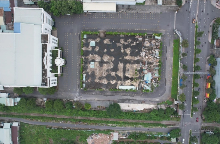 Đối với khu B của dự án được thiết kế làm trung tâm thương mại dịch vụ với quy mô dự kiến năm tầng và một tầng hầm. Hiện tại tòa nhà chính của công trình tại khu B đã được đổ bê tông cốt thép tầng một với diện tích xây dựng hơn 4.300m2. (Ảnh: PLO).