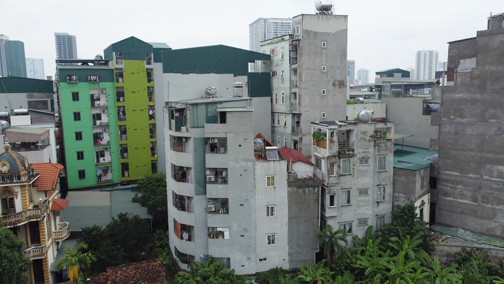 Các căn hộ chung cư mini thường có diện tích từ 15 - 30 m2, mỗi tòa có quy mô từ 5 đến 10 tầng, được thiết kế 1-2 phòng ngủ để cho thuê hoặc bán từng căn hộ. Nhiều căn nhìn bề ngoài không khác lô cốt, rất khó thoát hiểm.