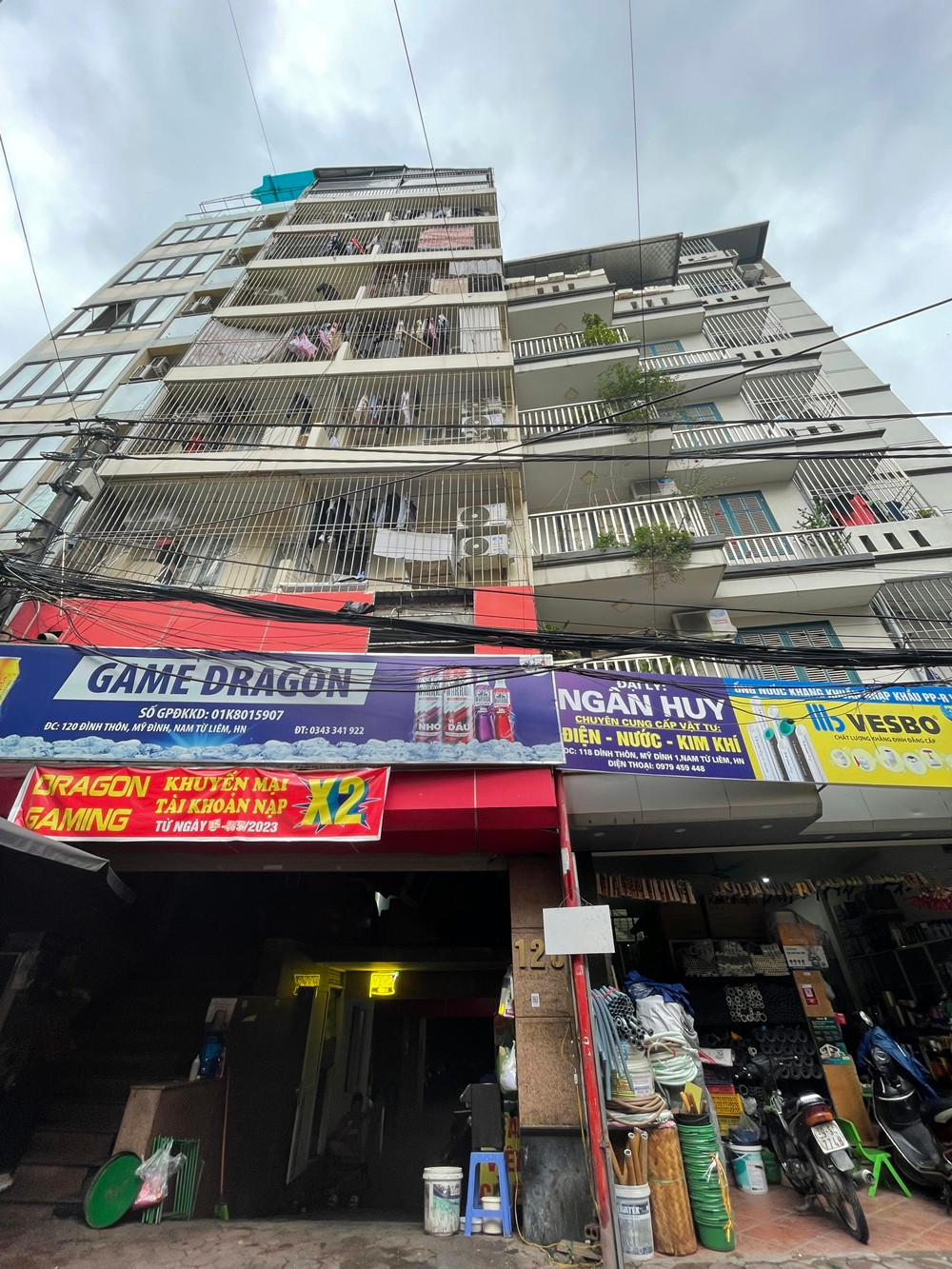 Công trình có địa chỉ tại 120 Đình Thôn, được xây dựng lên đến 9 tầng, quây kín “chuồng cọp”.