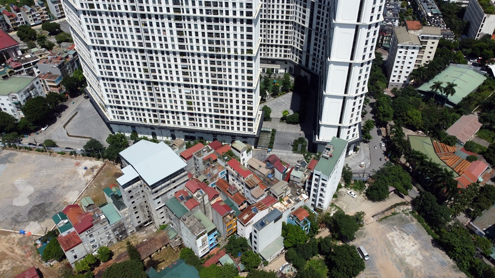 Đơn cử, tại khu vực ngõ 180 Đình Thôn (phường Mỹ Đình 1), đang có một số công trình xây dựng cao từ 7-8 tầng, có dấu hiệu vượt tầng so với quy định.