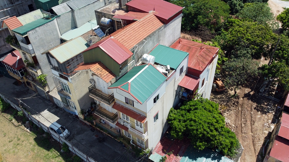 Một số căn nhà cao từ 3-4 tầng khác tại khu vực ngõ 180 Đình Thôn, cũng ngang nhiên cơi nới, thêm diện tích lợp mái tôn.