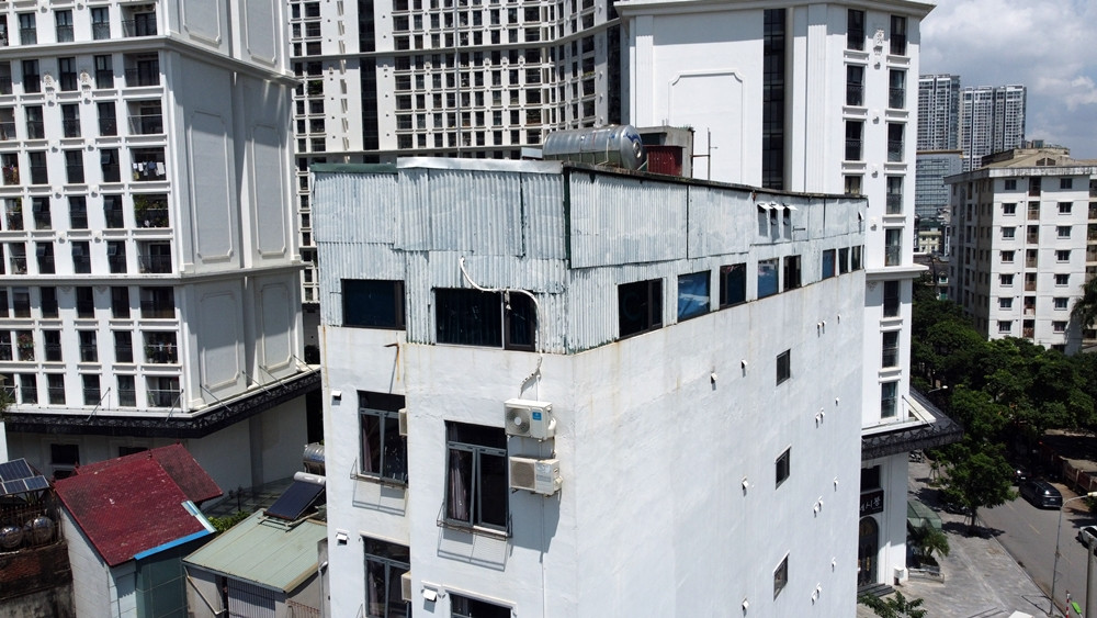 Cận cảnh mái công trình đã được “hô biến” thành tầng bằng cách quây kín tôn.