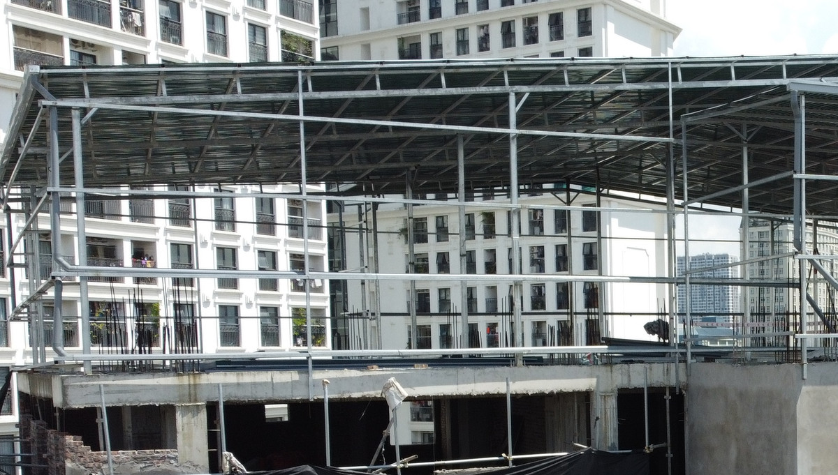 Phần mái công trình còn được gia chủ cho gia công, lắp đặt thêm khung thép mái tôn.