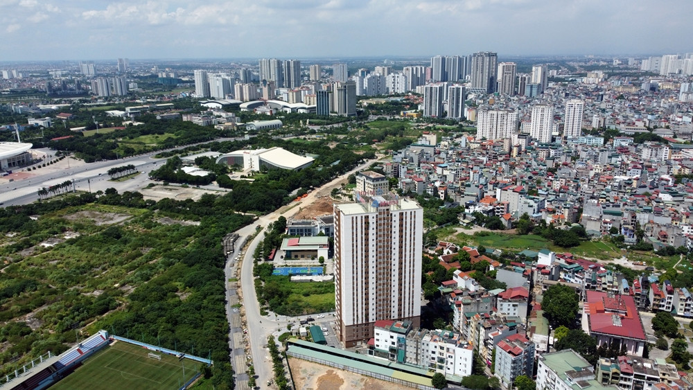 Trên địa bàn phường Mỹ Đình 1 (quận Nam Từ Liêm, TP Hà Nội) xuất hiện hàng loạt công trình, chung cư cao tầng cơi nới, thêm diện tích lợp mái tôn, có dấu hiệu vi phạm trật tự xây dựng, gây mất mỹ quan đô thị và tiềm ẩn nguy cơ cháy nổ.