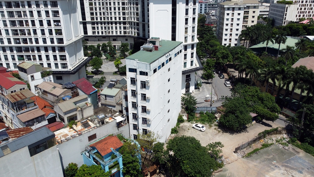 Nhìn từ trên cao có thể thấy, công trình này được xây dựng 7 tầng. Riêng phần mái nhà được quây kín tôn thành tầng, nhằm gia tăng diện tích sử dụng.