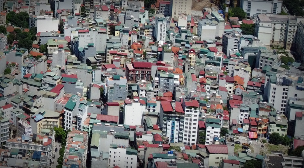 Nằm sâu trong ngõ ngách ở Mỹ Đình 1, nhưng một số công trình khác vẫn xây dựng lên đến 9-10 tầng, cơi nới, quây tôn lùm xụp.