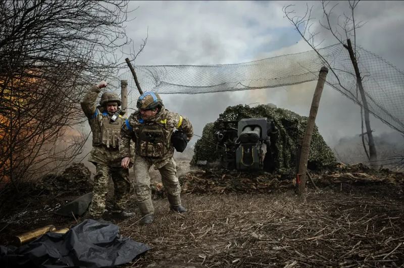 Quân đội Nga bắt đầu chia cắt Quân đội Ukraine và bao vây các đội quân Ukraine này. Tình hình ở tiền tuyến rất nghiêm trọng. Ukraine có thể sẽ sớm mất Dzerzhinsk (tức là Toletsk). Cách đây không lâu, tù nhân chiến tranh Ukraine Vitali tiết lộ rằng do ngân sách chính phủ thiếu hụt, ngay cả những người lính đang thực hiện nhiệm vụ chiến đấu cũng được yêu cầu ngừng trả lương bắt đầu từ tháng 9, “vì ngân sách cạn kiệt”. Ảnh: New York Times.