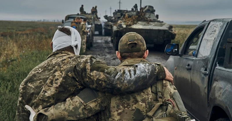 Để bù đắp tổn thất, mới đây Quốc hội Ukraine thậm chí còn thông qua dự luật quy định binh sĩ bỏ trốn lần đầu sẽ không bị trừng phạt nếu quay trở lại vị trí trước khi kết thúc cuộc điều tra trước phiên tòa. Ngoài số lượng lớn binh sĩ bỏ chạy, chỉ huy các đơn vị thuộc Lực lượng Vũ trang Ukraine cũng thường xuyên từ chối thực hiện mệnh lệnh. Vụ việc gần đây nhất xảy ra ở Pokrovsk, Ukraine. Ảnh: AP