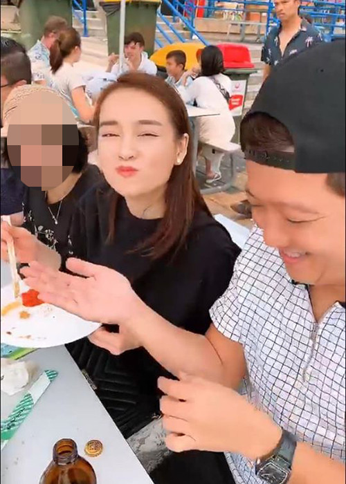 Khi đi ăn uống, danh hài gốc Quảng Nam tự tay đút đồ ăn cho bà xã như thường lệ.