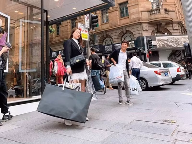 Trong chuyến du lịch hâm nóng tình cảm tại Australia, Trường Giang luôn phụ vợ xách đồ khi đi mua sắm.