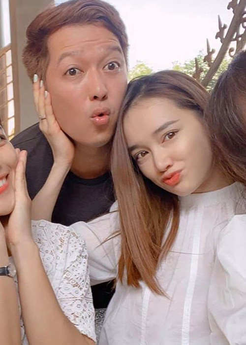 Mới đây, trong một chương trình, Trường Giang tiết lộ, hồi Nhã Phương mang bầu 3 tháng, cô mắng chồng mỗi ngày. Tuy nhiên, đến tối, Nhã Phương lại khóc và xin lỗi chồng. Lúc đó, Trường Giang đã hỏi vợ vì sao lại mắng mình thì Nhã Phương nói rằng, cô không biết tại sao bản thân lại làm những hành động như vậy.