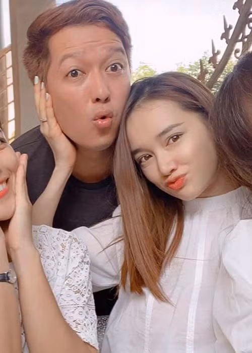 Mới đây, trong một chương trình, Trường Giang tiết lộ, hồi Nhã Phương mang bầu 3 tháng, cô mắng chồng mỗi ngày. Tuy nhiên, đến tối, Nhã Phương lại khóc và xin lỗi chồng. Lúc đó, Trường Giang đã hỏi vợ vì sao lại mắng mình thì Nhã Phương nói rằng, cô không biết tại sao bản thân lại làm những hành động như vậy.