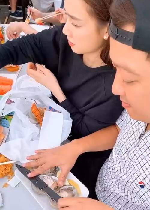 Trường Giang chăm sóc Nhã Phương chu đáo khi cả hai "trốn con" du lịch nước ngoài.