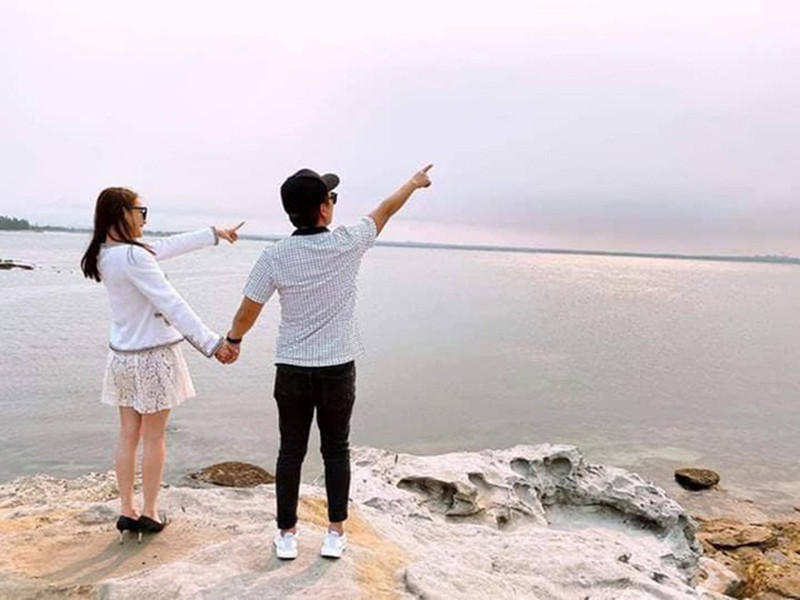 Tại Australia, cặp đôi ghi lại những khoảnh khắc tình tứ bên nhau.