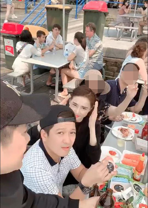 Trước đó, cặp vợ chồng nổi tiếng vướng tin đồn tình cảm rạn nứt. Tuy nhiên, những hành động ngọt ngào Trường Giang dành cho Nhã Phương xóa tan nghi vấn.