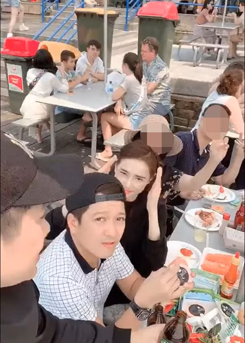 Trước đó, cặp vợ chồng nổi tiếng vướng tin đồn tình cảm rạn nứt. Tuy nhiên, những hành động ngọt ngào Trường Giang dành cho Nhã Phương xóa tan nghi vấn.