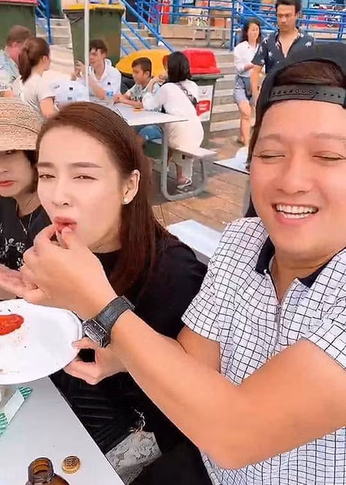  Trường Giang - Nhã Phương đang đi du lịch cùng một số người bạn ở Australia.