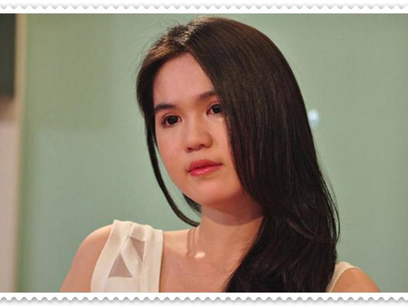 Người đẹp từng cho biết, việc cô làm người thứ 3 cũng là do hoàn cảnh của bản thân. "Nếu như ở hoàn cảnh khác, gia đình giàu có thì tôi sẽ không chọn. Nhưng khi tôi nghèo thì tôi phải chọn người đó. Vì còn gánh nặng sau lưng. Không thể sống vì mình được", Ngọc Trinh chia sẻ trên Tri thức trẻ.