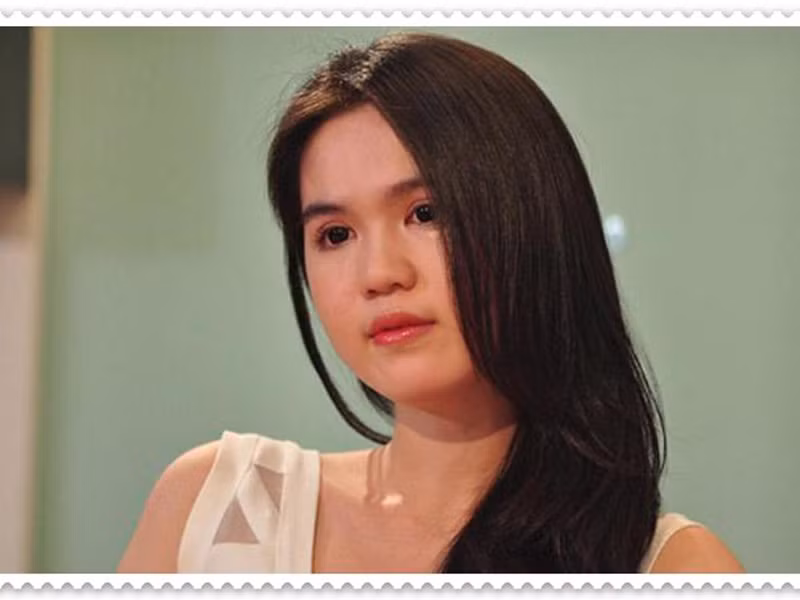 Người đẹp từng cho biết, việc cô làm người thứ 3 cũng là do hoàn cảnh của bản thân. "Nếu như ở hoàn cảnh khác, gia đình giàu có thì tôi sẽ không chọn. Nhưng khi tôi nghèo thì tôi phải chọn người đó. Vì còn gánh nặng sau lưng. Không thể sống vì mình được", Ngọc Trinh chia sẻ trên Tri thức trẻ.