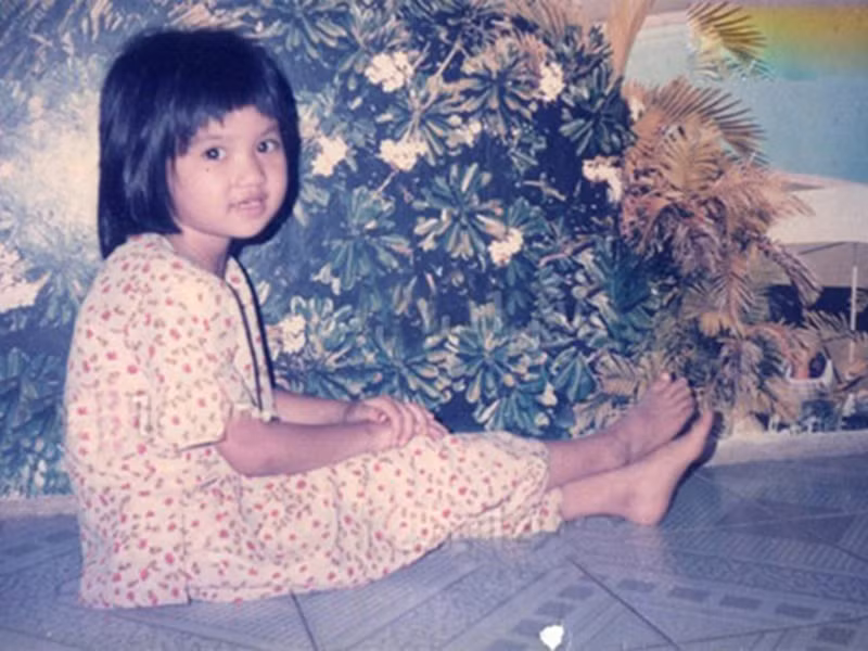 Mẹ Ngọc Trinh mất khi Ngọc Trinh mới được vài tháng tuổi. Từ đó, khó khăn dồn lên đôi vai của bố người đẹp. Ảnh: Lao động