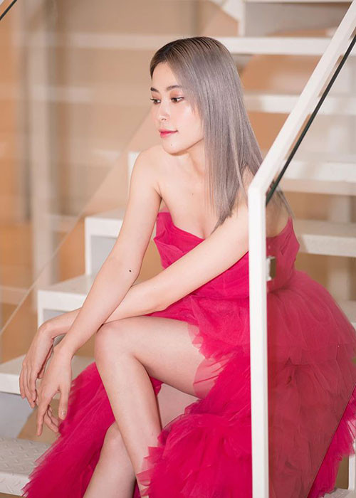 Nam Em vốn gắn liền với hình ảnh thùy mị, nữ tính nhưng cũng có lúc cô đổi style gợi cảm.